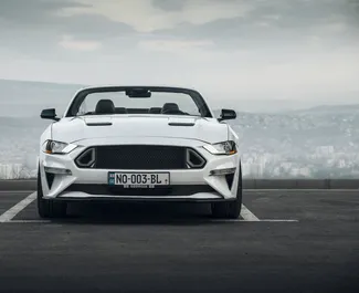 Ford Mustang GT Cabrio 2021 con sistema A trazione posteriore, disponibile a Tbilisi.