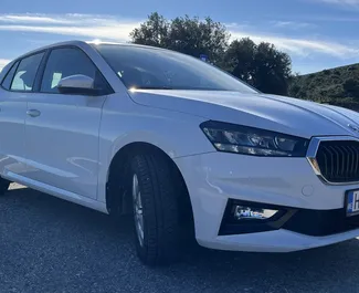 Vista frontale di un noleggio Skoda Fabia a Herceg-Novi, Montenegro ✓ Auto #15424. ✓ Cambio Automatico TM ✓ 0 recensioni.