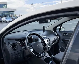 Interni di Renault Kaptur in affitto in Albania. Un'ottima auto da 5 posti con cambio Automatico.