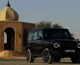 Interni di Mercedes-Benz G63 AMG in affitto negli Emirati Arabi Uniti. Un'ottima auto da 5 posti con cambio Automatico.