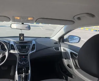 Interni di Hyundai Elantra in affitto in Albania. Un'ottima auto da 5 posti con cambio Automatico.