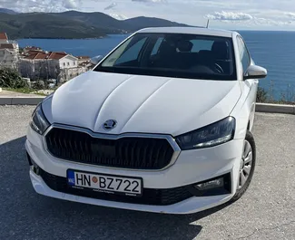 Vista frontale di un noleggio Skoda Fabia a Herceg-Novi, Montenegro ✓ Auto #15425. ✓ Cambio Automatico TM ✓ 1 recensioni.