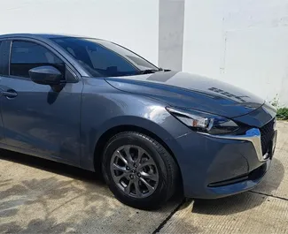 Vista frontale di un noleggio Mazda 2 a Phuket, Thailandia ✓ Auto #15498. ✓ Cambio Automatico TM ✓ 0 recensioni.