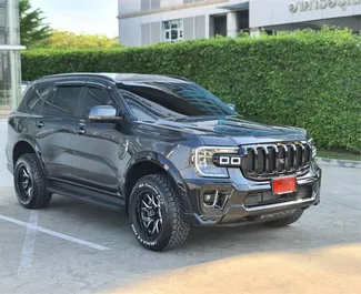 Vista frontale di un noleggio Ford Everest a Phuket, Thailandia ✓ Auto #15499. ✓ Cambio Automatico TM ✓ 0 recensioni.