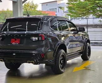 Ford Everest 2023 disponibile per il noleggio a Phuket, con limite di chilometraggio di illimitato.