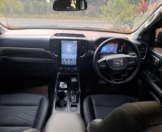Interni di Ford Everest in affitto in Thailandia. Un'ottima auto da 5 posti con cambio Automatico.