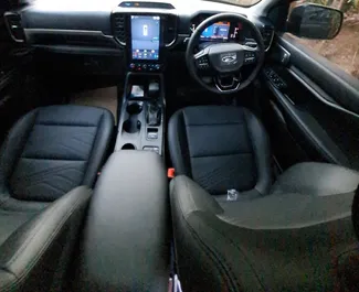 Ford Everest 2023 con sistema A trazione posteriore, disponibile a Phuket.