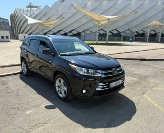 Vista frontale di un noleggio Toyota Highlander a Tbilisi, Georgia ✓ Auto #15436. ✓ Cambio Automatico TM ✓ 0 recensioni.