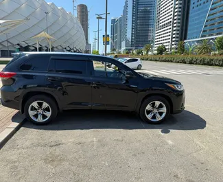 Interni di Toyota Highlander in affitto in Georgia. Un'ottima auto da 7 posti con cambio Automatico.