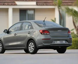 Kia Pegas 2025 disponibile per il noleggio a Dubai, con limite di chilometraggio di 250 km/giorno.