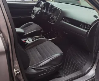 Noleggio Mitsubishi Outlander. Auto Comfort, Crossover per il noleggio in Georgia ✓ Cauzione di Deposito di 270 GEL ✓ Opzioni assicurative RCT, CDW, Passeggeri.