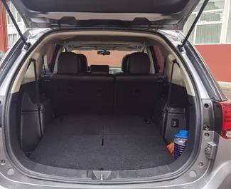 Interni di Mitsubishi Outlander in affitto in Georgia. Un'ottima auto da 7 posti con cambio Automatico.
