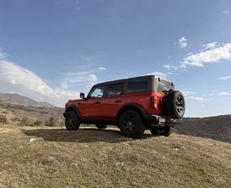 Interni di Ford Bronco in affitto in Georgia. Un'ottima auto da 5 posti con cambio Automatico.