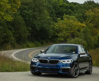 Vista frontale di un noleggio BMW 5-Series a Tbilisi, Georgia ✓ Auto #15475. ✓ Cambio Automatico TM ✓ 0 recensioni.