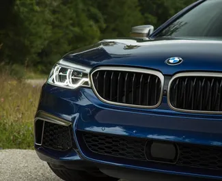 Motore Benzina da 4,4L di BMW 5-Series 2019 per il noleggio a Tbilisi.