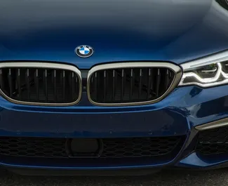 BMW 5-Series 2019 disponibile per il noleggio a Tbilisi, con limite di chilometraggio di 150 km/giorno.