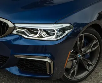 Interni di BMW 5-Series in affitto in Georgia. Un'ottima auto da 5 posti con cambio Automatico.