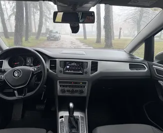 Vista frontale di un noleggio Volkswagen Golf Sportsvan a Budva, Montenegro ✓ Auto #15439. ✓ Cambio Automatico TM ✓ 0 recensioni.