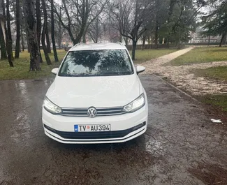 Volkswagen Touran 2019 disponibile per il noleggio a Budva, con limite di chilometraggio di illimitato.