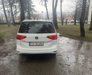 Noleggio Volkswagen Touran. Auto Comfort, Monovolume per il noleggio in Montenegro ✓ Cauzione di Senza deposito ✓ Opzioni assicurative RCT, Passeggeri, Senza deposito.