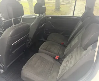 Vista frontale di un noleggio Volkswagen Touran a Budva, Montenegro ✓ Auto #15440. ✓ Cambio Automatico TM ✓ 0 recensioni.