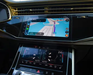 Interni di Audi Q7 in affitto negli Emirati Arabi Uniti. Un'ottima auto da 7 posti con cambio Automatico.