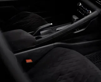 Interni di Hyundai Elantra in affitto in Kazakistan. Un'ottima auto da 5 posti con cambio Automatico.