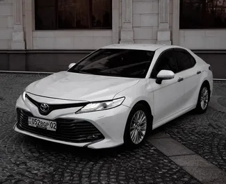 Vista frontale di un noleggio Toyota Camry ad Almaty, Kazakistan ✓ Auto #15088. ✓ Cambio Automatico TM ✓ 0 recensioni.