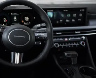 Interni di Hyundai Sonata in affitto in Kazakistan. Un'ottima auto da 5 posti con cambio Automatico.