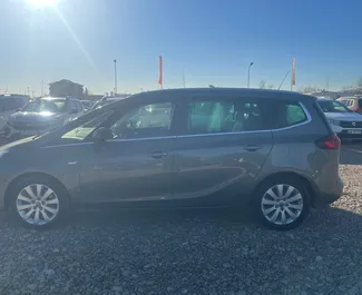 Motore Benzina da 1,6L di Opel Zafira 2021 per il noleggio all'aeroporto di Tirana.