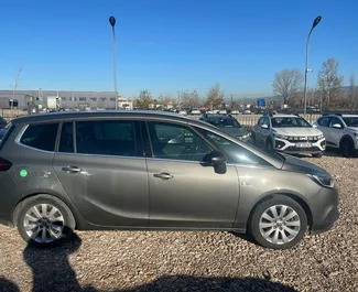 Opel Zafira 2021 disponibile per il noleggio all'aeroporto di Tirana, con limite di chilometraggio di illimitato.