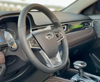 JAC J7 2025 disponibile per il noleggio a Dubai, con limite di chilometraggio di 250 km/giorno.