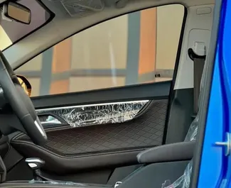 Noleggio JAC J7. Auto Comfort per il noleggio negli Emirati Arabi Uniti ✓ Cauzione di Deposito di 1000 AED ✓ Opzioni assicurative RCT.