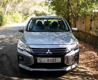 Vista frontale di un noleggio Mitsubishi Attrage a Dubai, Emirati Arabi Uniti ✓ Auto #6649. ✓ Cambio Automatico TM ✓ 2 recensioni.