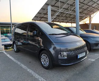Hyundai Staria 2024 disponibile per il noleggio a Tbilisi, con limite di chilometraggio di illimitato.
