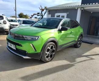 Vista frontale di un noleggio Opel Mokka all'aeroporto di Antalya, Turchia ✓ Auto #9804. ✓ Cambio Automatico TM ✓ 0 recensioni.