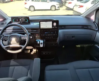 Interni di Hyundai Staria in affitto in Turchia. Un'ottima auto da 9 posti con cambio Automatico.