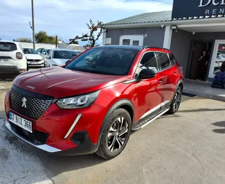 Vista frontale di un noleggio Peugeot 2008 all'aeroporto di Antalya, Turchia ✓ Auto #15556. ✓ Cambio Automatico TM ✓ 0 recensioni.