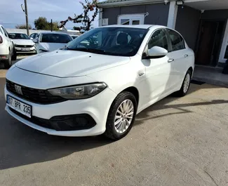 Vista frontale di un noleggio Fiat Egea all'aeroporto di Antalya, Turchia ✓ Auto #6548. ✓ Cambio Manuale TM ✓ 8 recensioni.