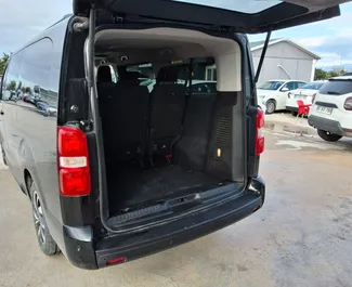 Motore Diesel da 2,0L di Citroen Space Tourer 2023 per il noleggio all'aeroporto di Antalya.