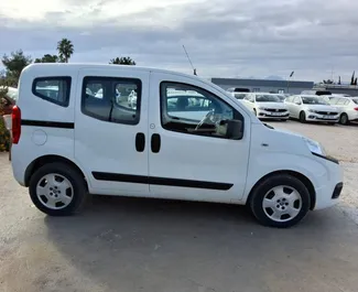Vista frontale di un noleggio Fiat Fiorino all'aeroporto di Antalya, Turchia ✓ Auto #6555. ✓ Cambio Manuale TM ✓ 0 recensioni.
