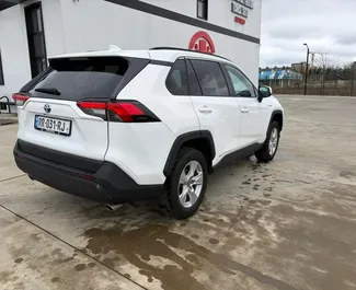 Vista frontale di un noleggio Toyota Rav4 a Kutaisi, Georgia ✓ Auto #15457. ✓ Cambio Automatico TM ✓ 0 recensioni.