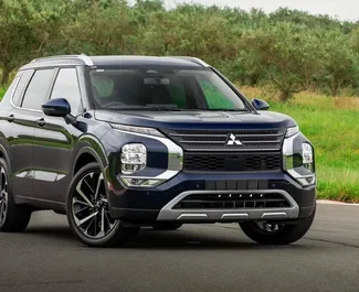 Vista frontale di un noleggio Mitsubishi Outlander a Yerevan, Armenia ✓ Auto #15478. ✓ Cambio Automatico TM ✓ 0 recensioni.