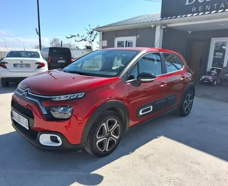 Vista frontale di un noleggio Citroen C3 all'aeroporto di Antalya, Turchia ✓ Auto #6564. ✓ Cambio Manuale TM ✓ 9 recensioni.