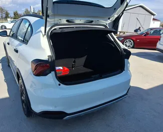 Motore Benzina da 1,4L di Fiat Egea Cross 2024 per il noleggio all'aeroporto di Antalya.