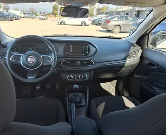 Fiat Egea Cross 2024 disponibile per il noleggio all'aeroporto di Antalya, con limite di chilometraggio di 250 km/giorno.
