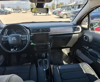 Citroen C3 2022 disponibile per il noleggio all'aeroporto di Antalya, con limite di chilometraggio di 250 km/giorno.