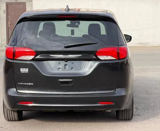 Interni di Chrysler Voyager in affitto in Armenia. Un'ottima auto da 7 posti con cambio Automatico.
