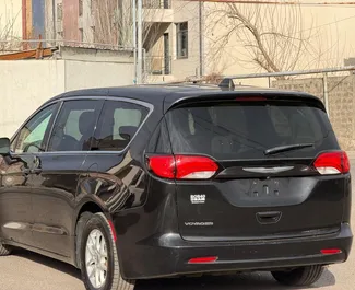 Vista frontale di un noleggio Chrysler Voyager a Yerevan, Armenia ✓ Auto #15482. ✓ Cambio Automatico TM ✓ 0 recensioni.