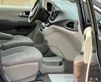 Noleggio auto Chrysler Voyager 2021 in Armenia, con carburante Benzina e 287 cavalli di potenza ➤ A partire da 105 USD al giorno.